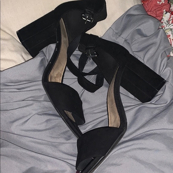 black heels - Picture 2 of 3